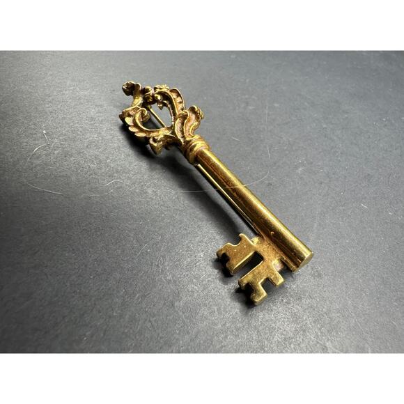 Vintage 1960s Robert Zentall Gold Tone Ornate Key To The City Brooch Pin - Picture 3 of 8